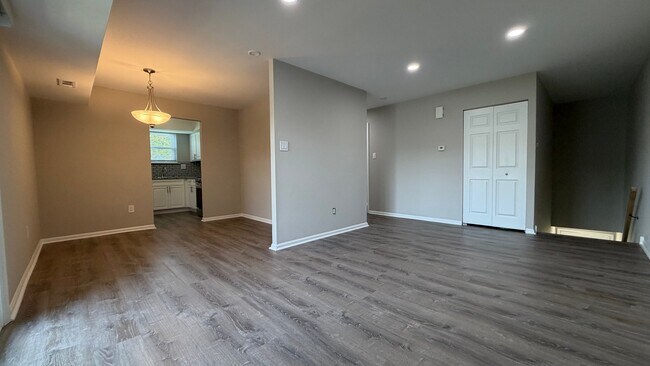 Building Photo - 4548 Rosemarie Dr