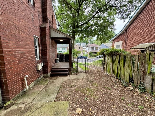Building Photo - Adorable 2 Bed 1 Bath Home in Brookline W/dedicated office/library space!