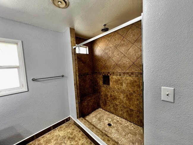 Building Photo - 214 Faber St