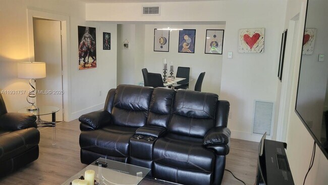 Building Photo - 4158 Inverrary Dr