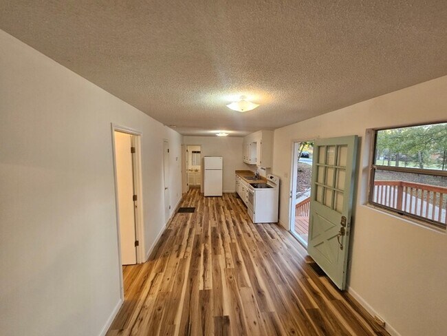 Building Photo - 2 Bedroom 2 Bathroom