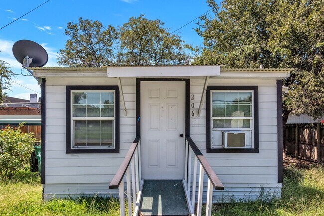 Building Photo - 107 E 11th St