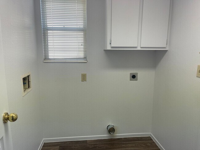 Building Photo - Lakeside area 3 bedroom, 2.5 bath home
