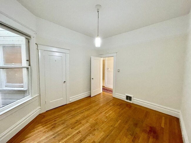 Building Photo - 927-929 Lincoln Way