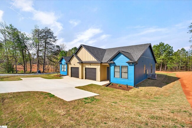 Building Photo - 1403 Lake Bowen Dam Rd