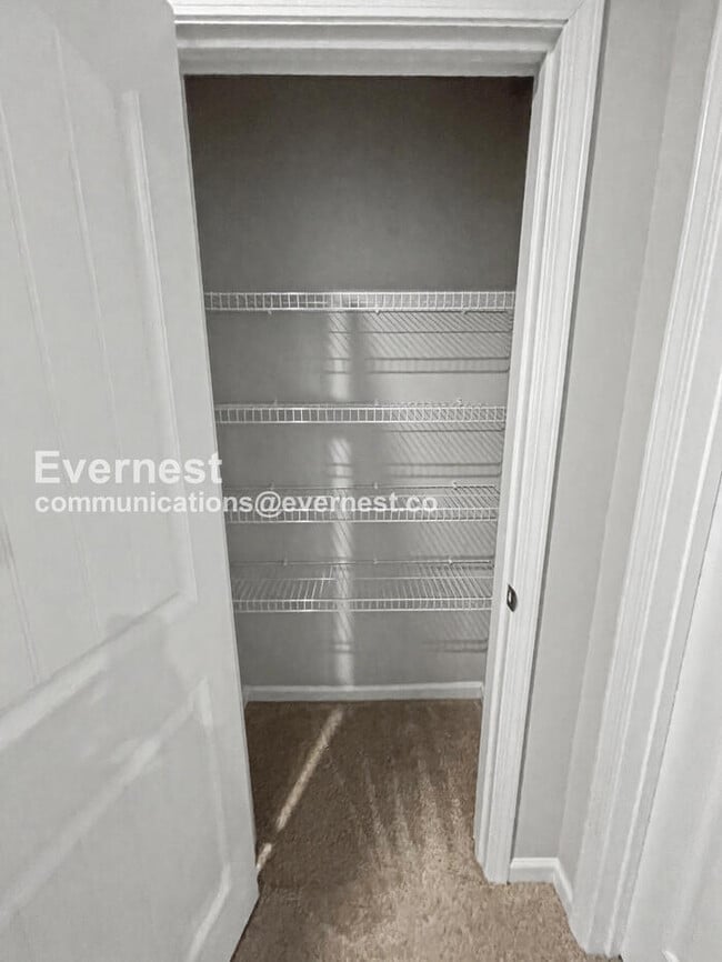 Building Photo - 3 Bed/2.5 Bath Townhome with Garage / Pet-Friendly / Available Now!