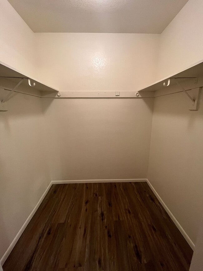 Building Photo - Spacious 3 bedroom with den.