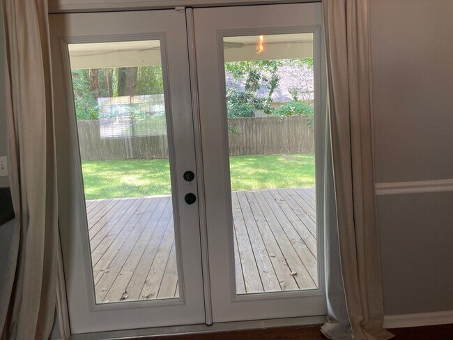 Building Photo - 3 bed 2 bath house, 1-car garage and fenced-in yard! Available May 15