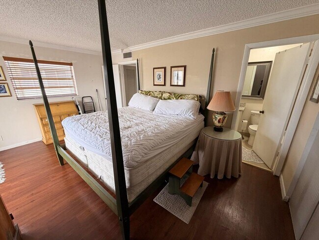 Building Photo - 569 Normandy Ln