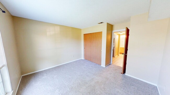 Building Photo - 2064 Park Run Dr