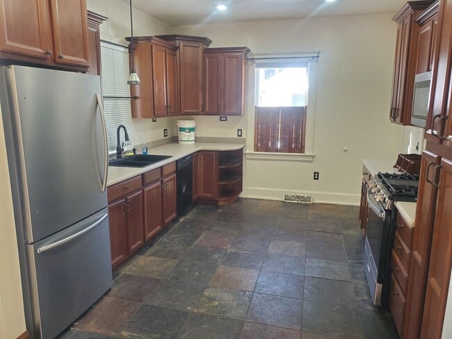 Building Photo - 205-205 N Spring St