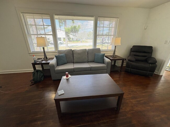 Building Photo - 405 Woodrow Wilson Dr
