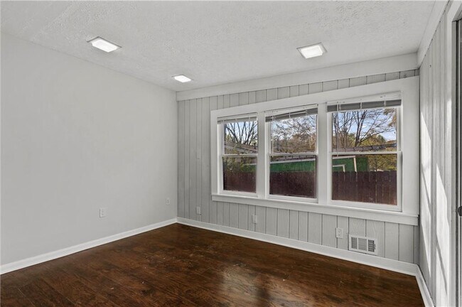 Building Photo - 2634 Birch St