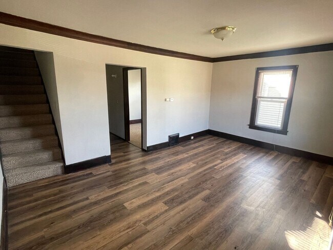 Building Photo - Dawes, 306-308