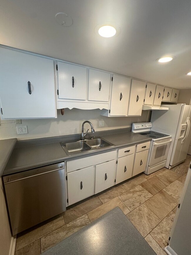 Building Photo - 3BD/2BA Townhouse located in Whispering Oaks!