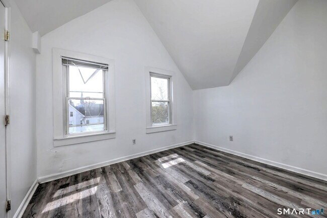 Building Photo - 483 Ferry St