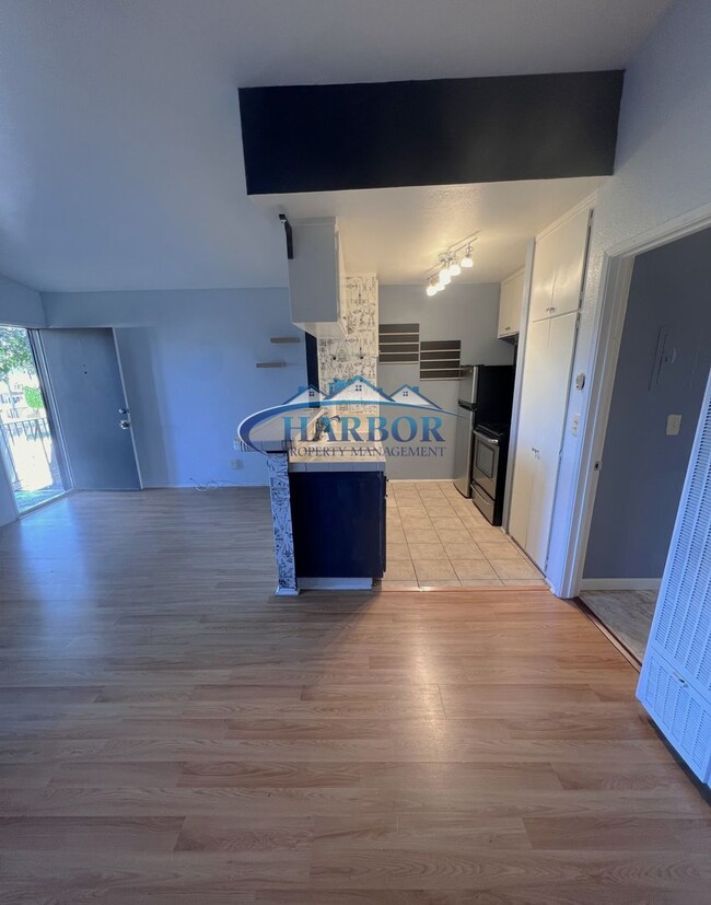 Building Photo - Charming Studio in Gated Community