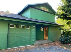 Building Photo - Cute Townhouse On Private Drive In White Salmon, WA