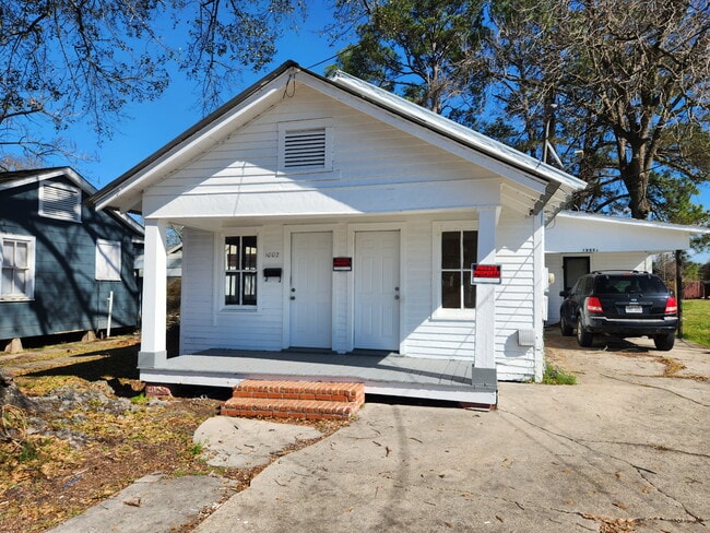 Building Photo - 1002 La Pl Ave