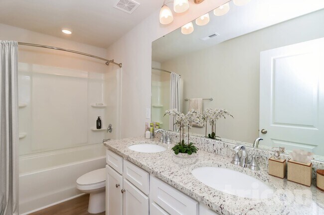 Building Photo - 116 Queenshall Rd