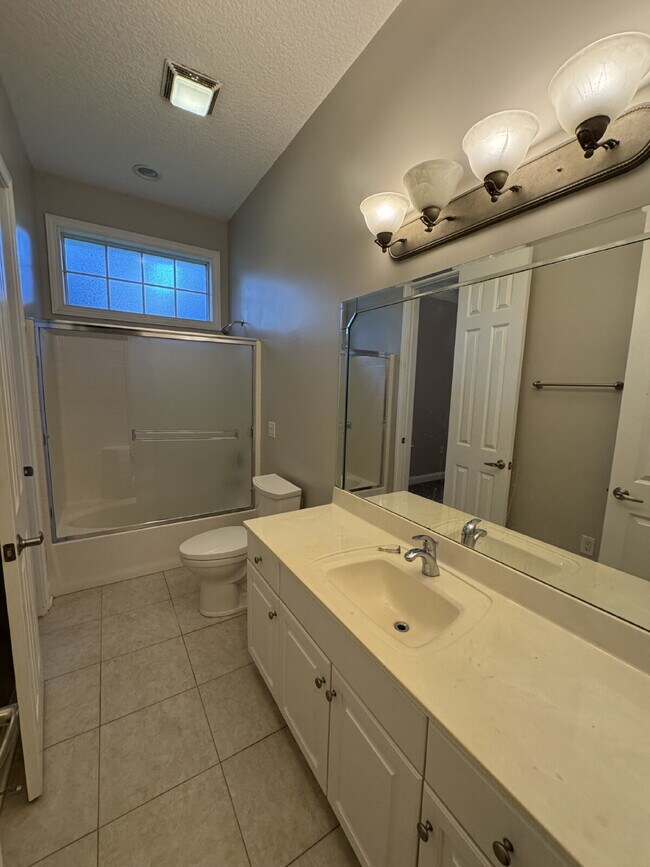 Building Photo - 4 bedroom 4 bath in gated community in Ora...