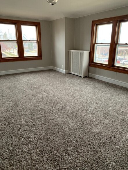 Living - 106 N 7th Ave