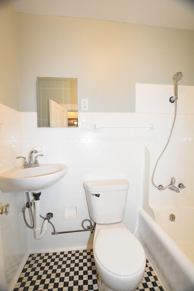 Building Photo - 426 N Lake St