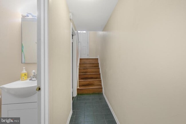 Building Photo - 6736 Emlen St