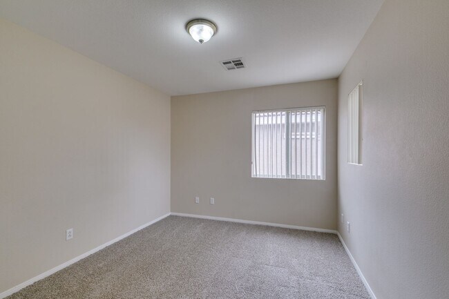 Building Photo - Beautiful 2-story home featuring 4 bedroom...