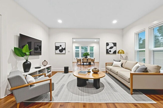 Primary Photo - 425 E Sears St