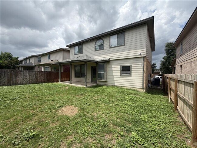 Building Photo - Large 4 bedroom / 2.5 bathroom home in Alamo Ranch