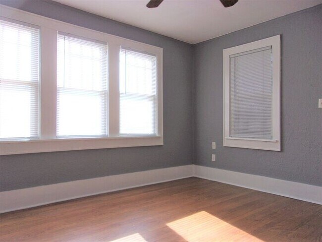 Building Photo - 1 BED 1 BATH 1 CAR DETACHED GARAGE CRESTWO...