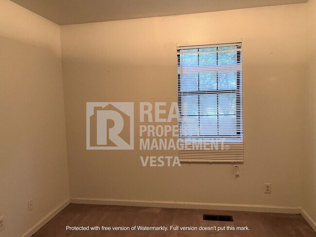 Building Photo - 627 Maplewood Dr