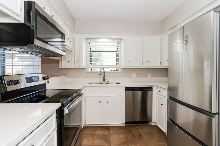 Building Photo - 2118 Maple Cir