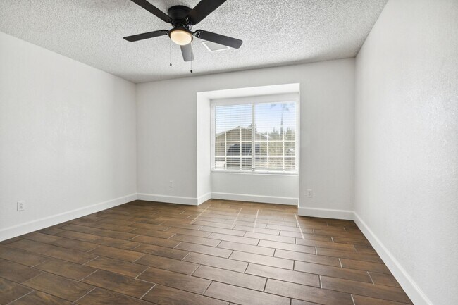 Building Photo - 3 Bedroom home with large backyard!