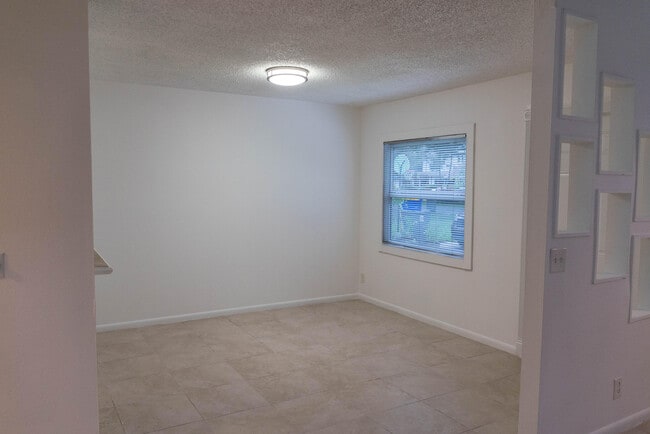 Building Photo - 9243 Green Meadows Way