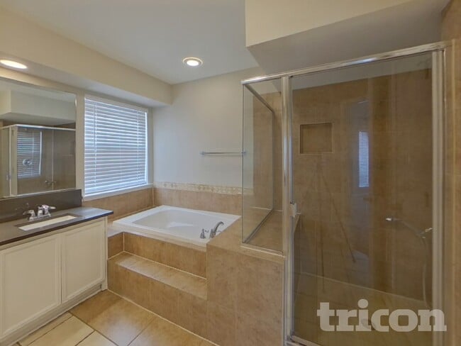 Building Photo - 1028 Glencrest Dr