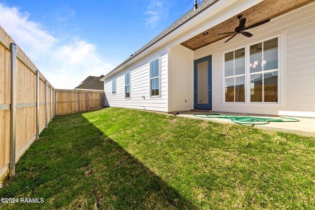 Building Photo - 128 Oak Village Dr