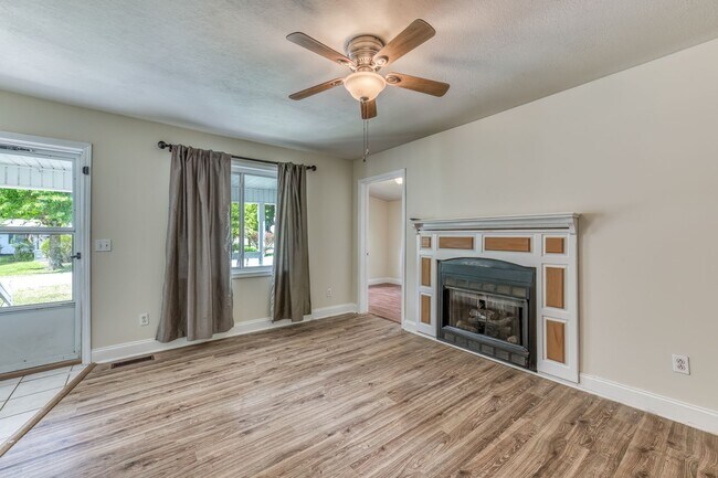 Building Photo - 222 Hulen Ave