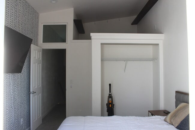 Building Photo - 442 E 7th St