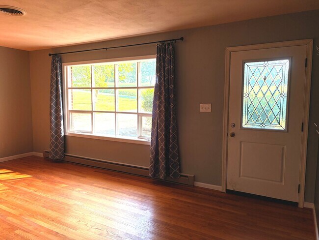 Building Photo - 203 Fleetwood Dr