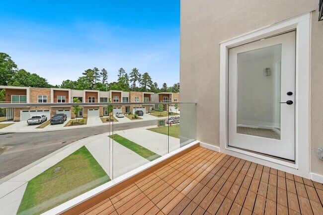 Building Photo - Absolutely STUNNING 3 Bed/ 4 Bath Townhous...