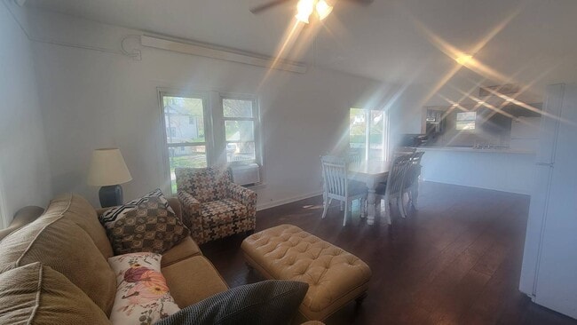 Building Photo - 1020 5th St