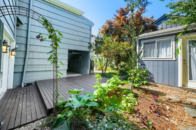 Building Photo - Charming 1bed/2bath Home with Lowel Level Bonus Room in West Seattle!