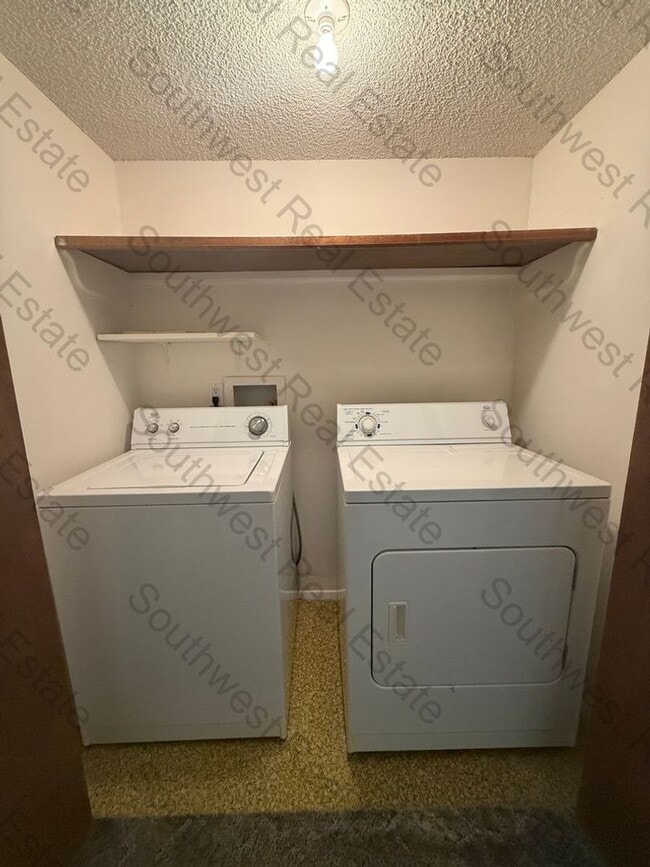 Building Photo - Spacious 2-bedroom 2 baths on the golf course!