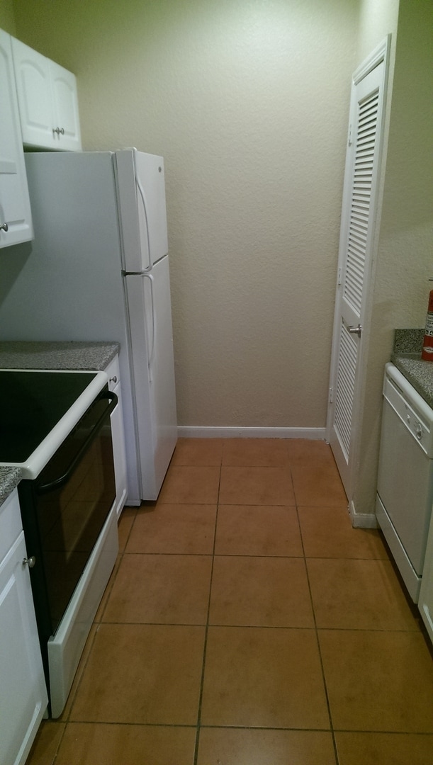 Building Photo - Gorgeous 1/1 with all tile floors and Balcony!