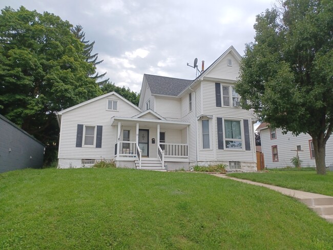 Primary Photo - 19 N School St