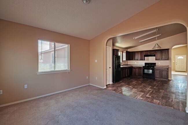 Building Photo - Amazing and Spacious Single Story 3 BR 2 BA!