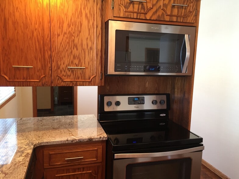 Kitchen - 521 6th Avenue Northeast