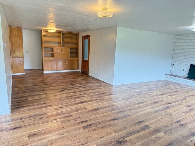 Building Photo - Huge 4 bedroom 2 bath house!